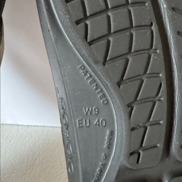 OOFOS flip flops - Picture 9 of 11